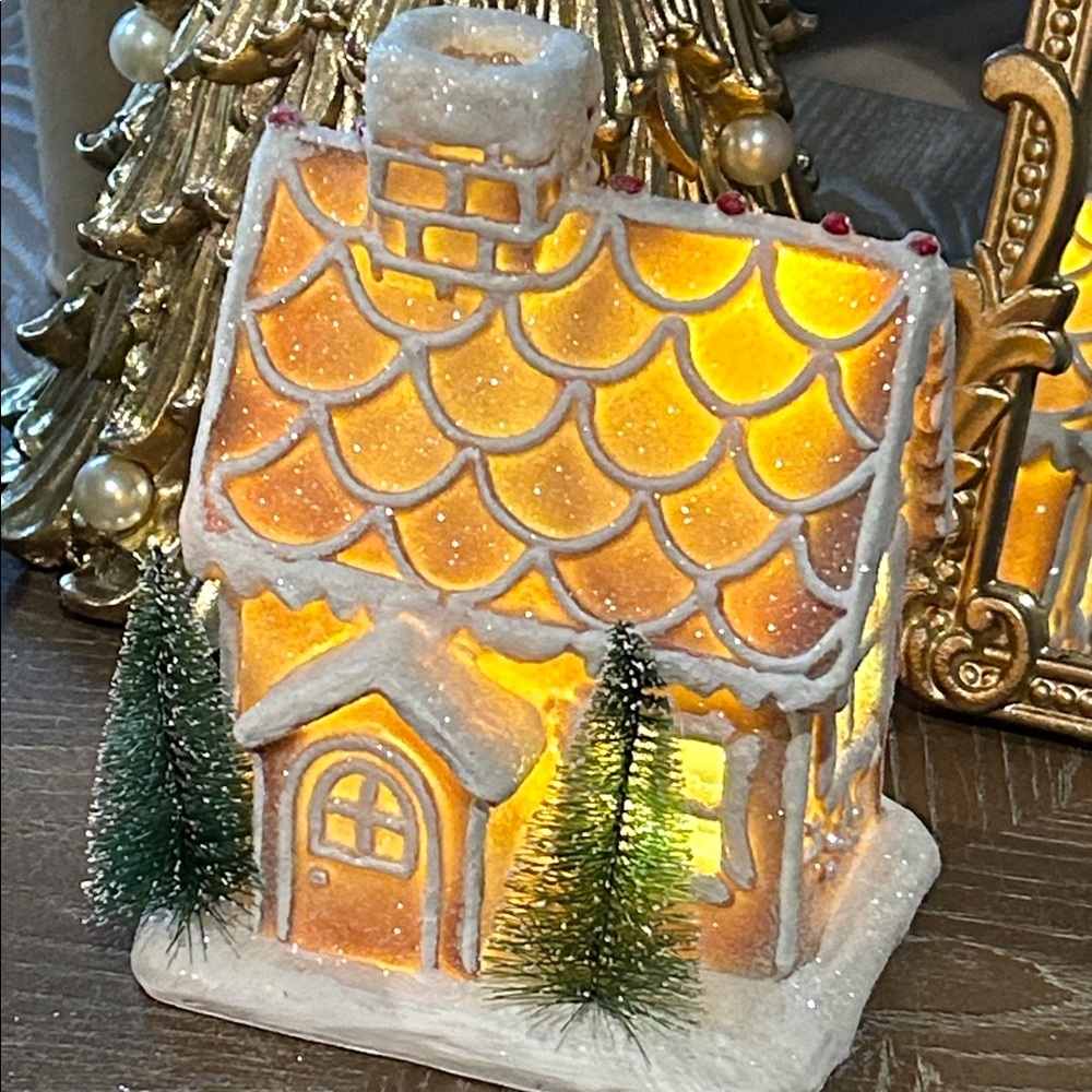 NEW! LIGHTED Christmas Holiday Gingerbread Cottage House - Picture 1 of 12